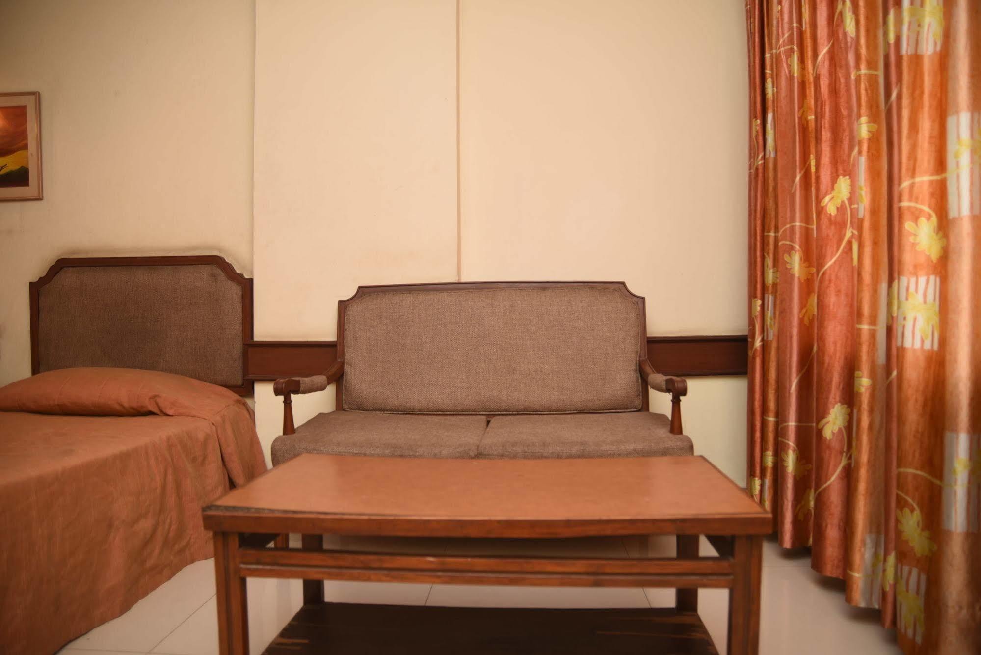 Hotel Maurya Bangalore Luaran gambar